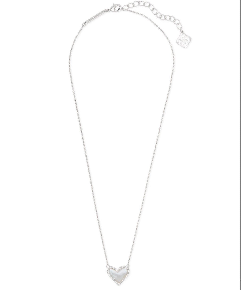 Ari Heart Short Pendant Necklace